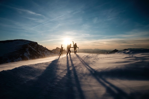 Andy McNab personality type: Three dare devil skiers on the mountain